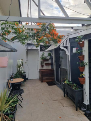 Cosy PET FRIENDLY Granny flat with private courtyard